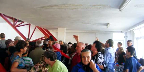pensionarii s-au luptat pentru un pachet cu alimente
