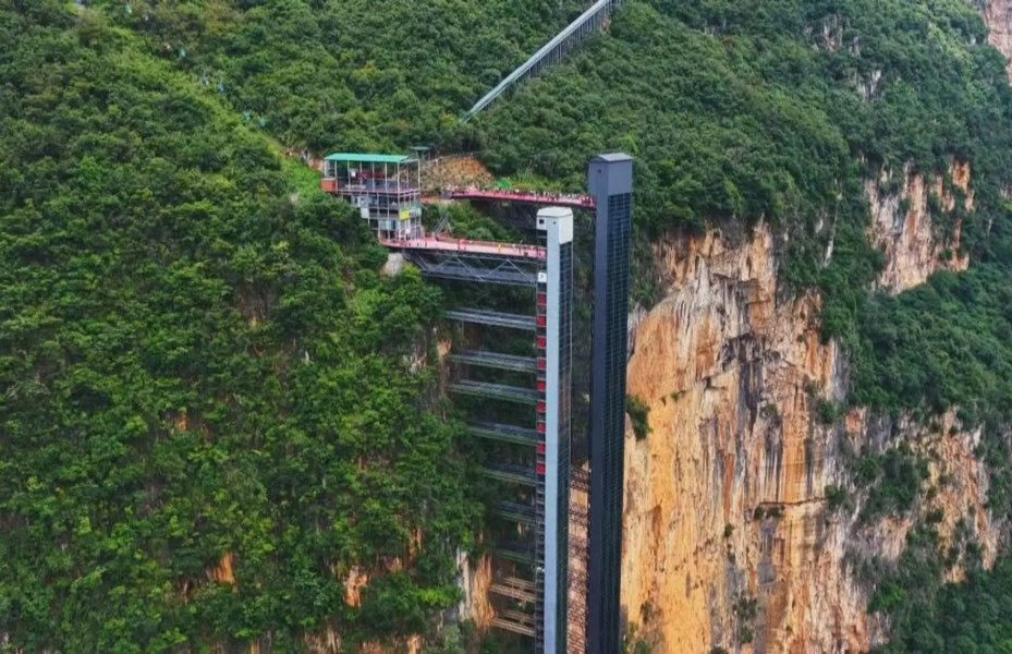 China a construit un lift de 288 de metri pentru copiii unui sat izolat. Mergeau trei ore până la școală, iar acum urcă în doar 50 de secunde