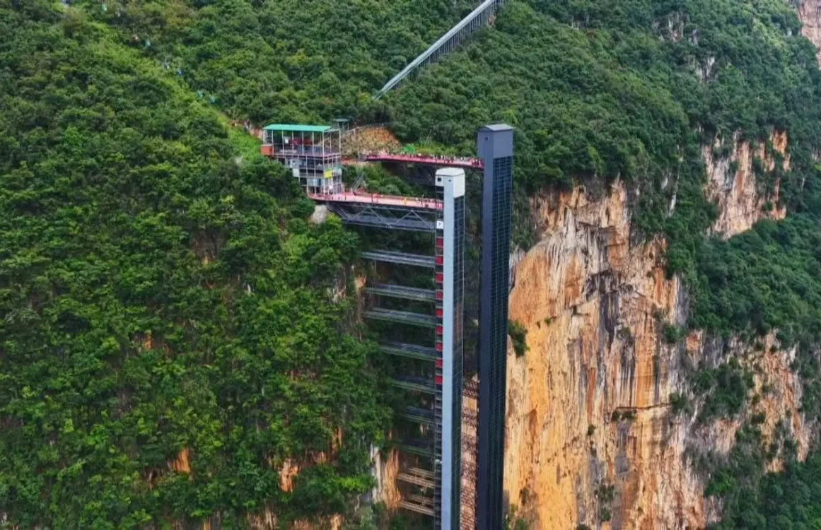 Liftul de 288 de metri construit pe peretele unui canion