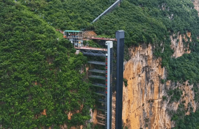China a construit un lift de 288 de metri pentru copiii unui sat izolat. Mergeau trei ore până la școală, iar acum urcă în doar 50 de secunde