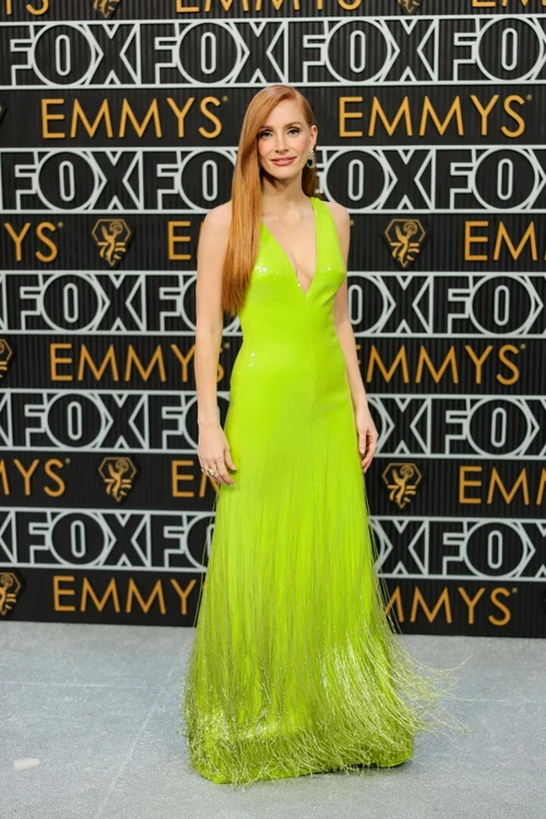 Jessica Chastain, într-o rochie verde neon, la Premiile Emmy 2024