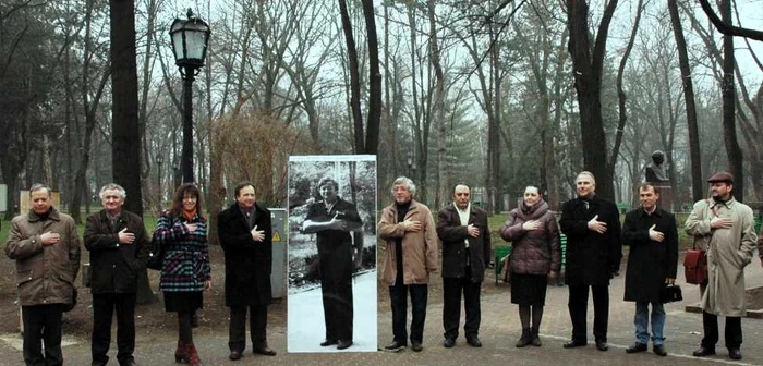 Scriitorii basarabeni repetând gestul lui Nichita Stănescu alături de fotografia poetului în mărime orighinală executată de Nicolae Răileanu în 1976. FOTO: Nicolae Răileanu