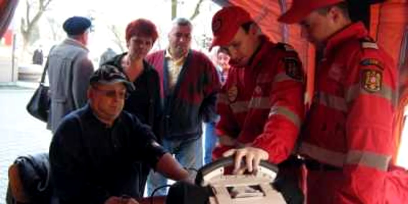 Paramedicii au oferit consultaţii gratuite la Fântâna Speranţei