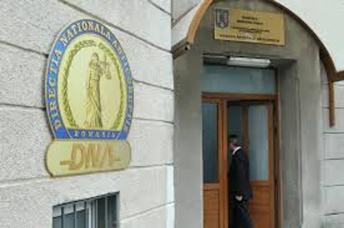 
    Bărbatul merge frecvent la sediul DNA, unde se plânge de faptul că procurorii nu îi iau în seamă reclamaţiile  