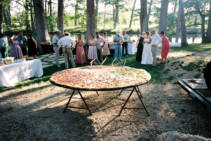 Pizza gigantică a avut diverse toppinguri  (Foto: Profimedia)