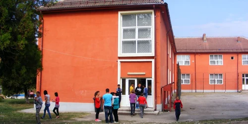 şcoala din comuna Şişeşti