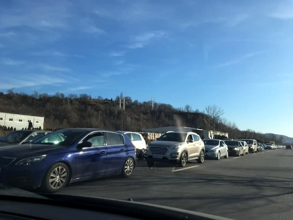 
    Pe Valea Prahovei se circulă bară la barăFoto: arhivă personală  