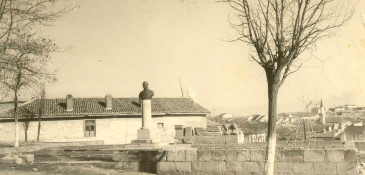Statuia lui Ioan Cotovu din Hârşova Sursa foto Constantin Nicolae