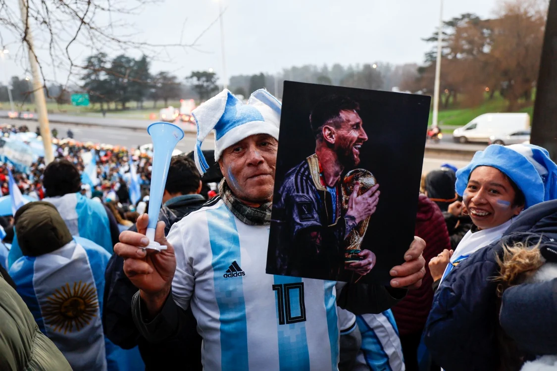 Fanii au așteptat în ploaie sosirea echipei Argentinei (Foto: EPAImages)