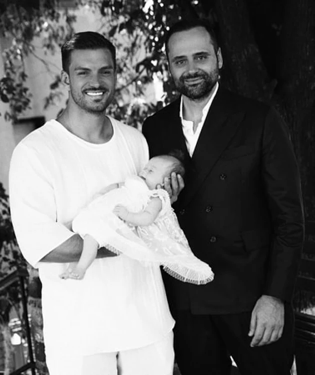 Bogdan Vlădău, alături de Katia și de nașul micuței