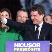 Anunțarea rezultatelor exit-poll în prezența candidatului Nicușor Dan, în București. FOTO Inquam Photos / George Călin