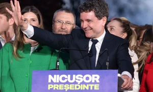 Anunțarea rezultatelor exit-poll în prezența candidatului Nicușor Dan, în București. FOTO Inquam Photos / George Călin