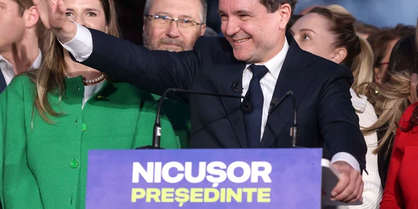 Anunțarea rezultatelor exit-poll în prezența candidatului Nicușor Dan, în București. FOTO Inquam Photos / George Călin