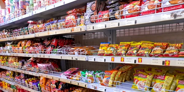 Mâncare procesată - supermarket FOTO Shutterstock