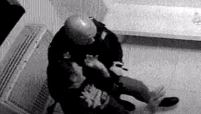 VIDEO Violențe extreme într-o secție de poliție din Verona. Un român, torturat și umilit în arest