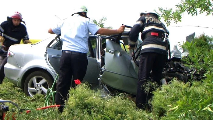 Bărbatul a rămas prins între fiarele contorsionate foto: Claudiu Dumitrache