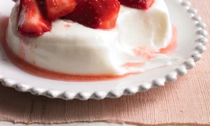 desert cu lapte batut si capsuni jpeg
