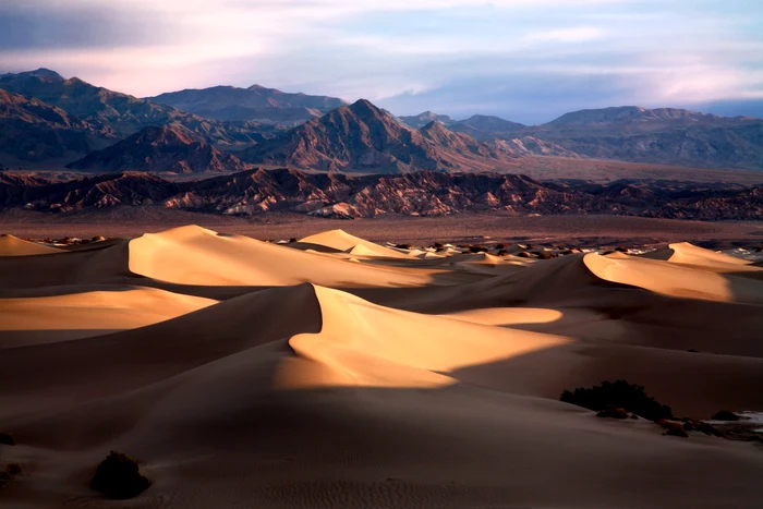 valea mortii california foto shutterstock