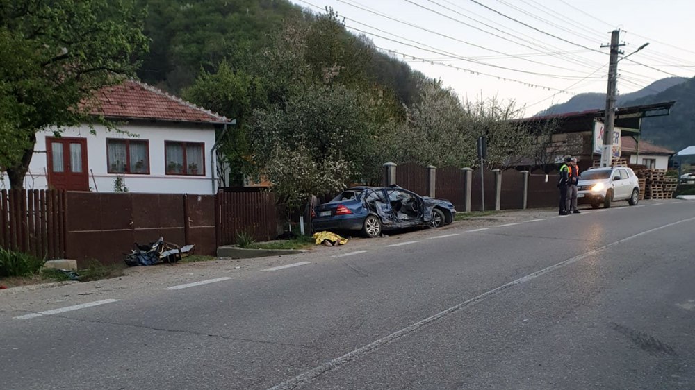 Un polițist urcat beat la volan și-a omorât prietenul, pasager în dreapta