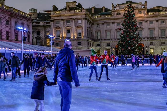 Patinatori pe patinoarul amenajat la Somerset House