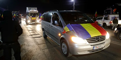 Fermieri și transportatori protestează prin restricţionarea circulației autovehiculelor pe prima bandă, pe ambele sensuri, în localitatea Afumaţi din județul Ilfov. FOTO Inquam Photos / George Călin