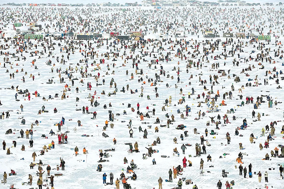
    Peste 10.000 de  oameni au stat  la -8 grade Celsius  pe lacul Gull  