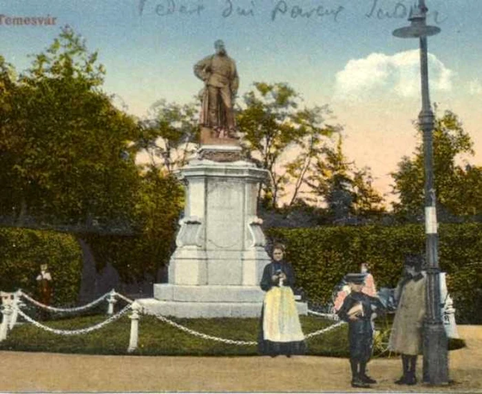 Fostul monument din parc