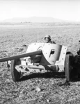 Soldați germani folosind un tun antitanc PaK 38 (© Bundesarchiv Bild 101I-549-0743-13A)