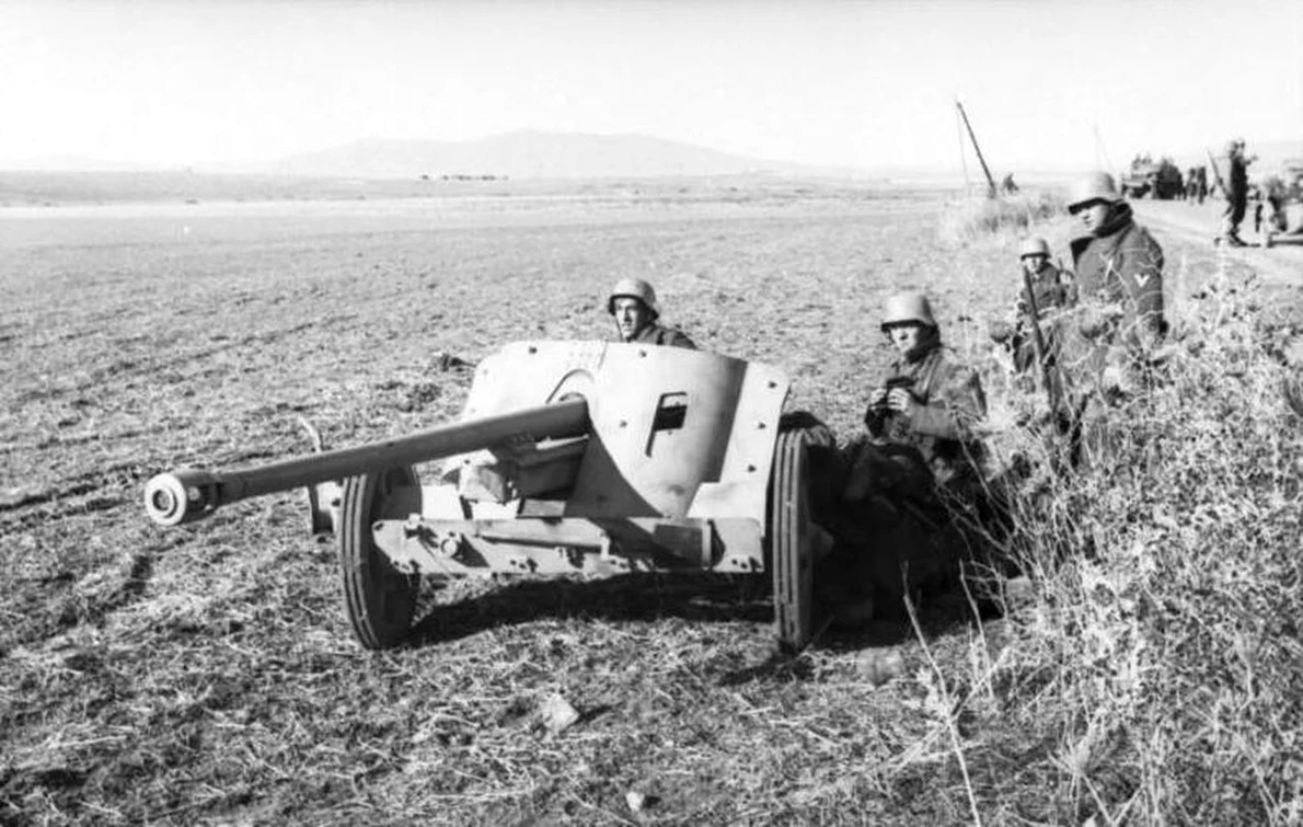 Soldați germani folosind un tun antitanc PaK 38 (© Bundesarchiv Bild 101I-549-0743-13A)