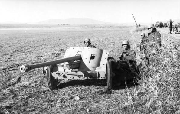 Soldați germani folosind un tun antitanc PaK 38 (© Bundesarchiv Bild 101I-549-0743-13A)