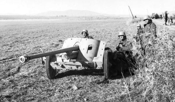 Soldați germani folosind un tun antitanc PaK 38 (© Bundesarchiv Bild 101I-549-0743-13A)