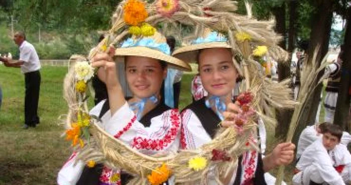 Râmnicu Vâlcea: „Hora Satului” la Malaia - Adevărul la minut