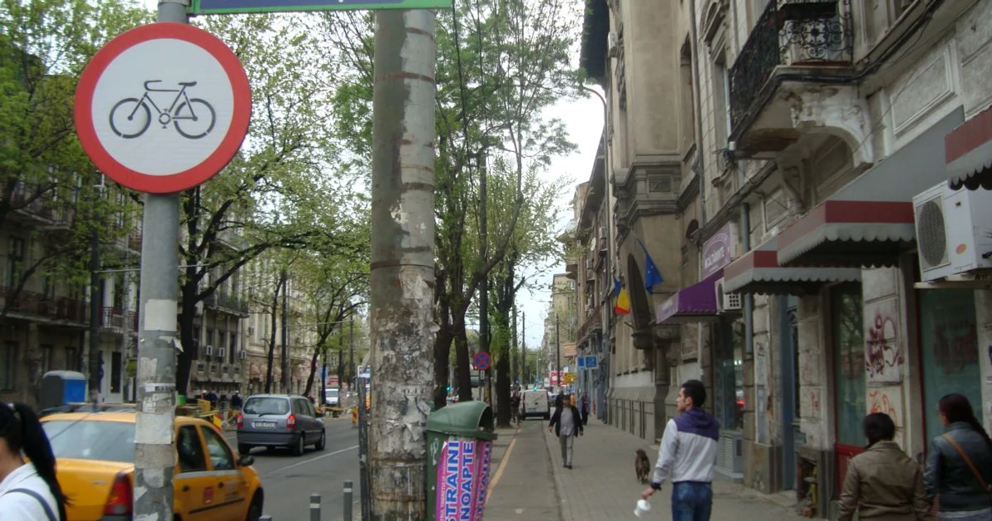 În timp ce Primăria Capitalei susţine, la Bruxelles, că face noi piste de biciclete, în Bucureşti ele sunt interzise una câte una FOTO Adevărul