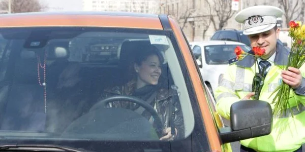 Flori de la poliţişti pentru şoferiţele mureşene