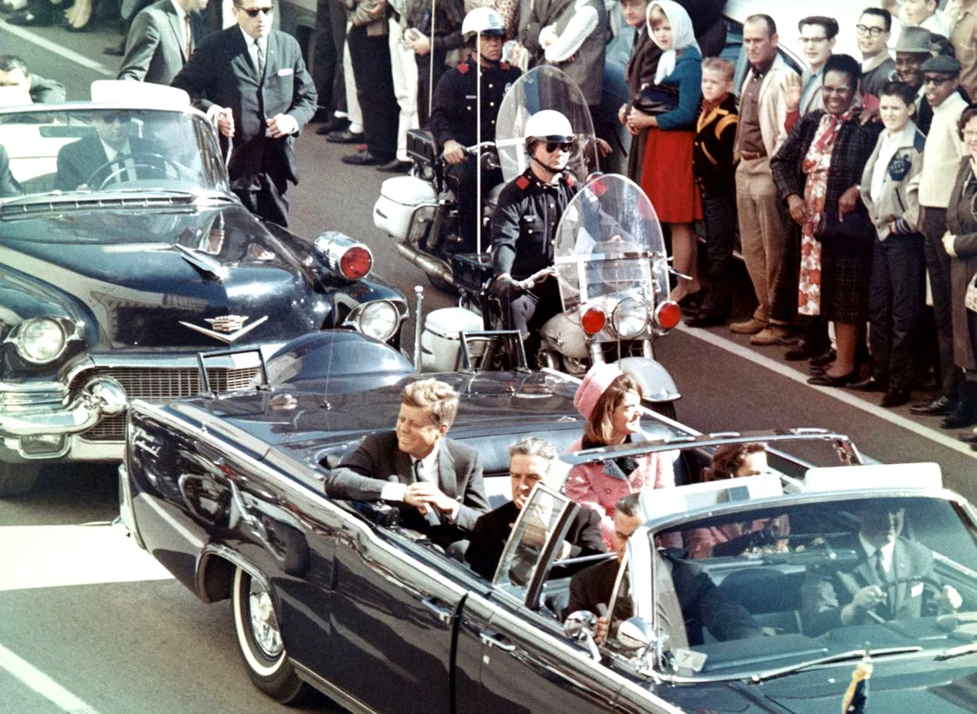 Președintele John F. Kennedy în limuzină, la Dallas, cu câteva minute înainte de asasinat (©  Wikimedia Commons)