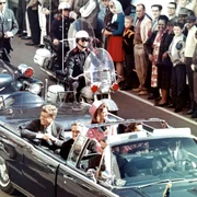 Președintele John F. Kennedy în limuzină, la Dallas, cu câteva minute înainte de asasinat (©  Wikimedia Commons)