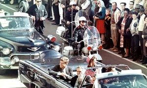 Președintele John F. Kennedy în limuzină, la Dallas, cu câteva minute înainte de asasinat (©  Wikimedia Commons)
