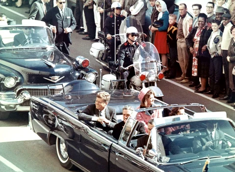 Președintele John F. Kennedy în limuzină, la Dallas, cu câteva minute înainte de asasinat (©  Wikimedia Commons)