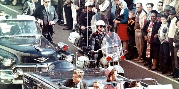 Președintele John F. Kennedy în limuzină, la Dallas, cu câteva minute înainte de asasinat (©  Wikimedia Commons)