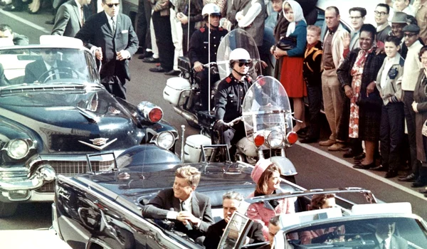 Președintele John F. Kennedy în limuzină, la Dallas, cu câteva minute înainte de asasinat (©  Wikimedia Commons)