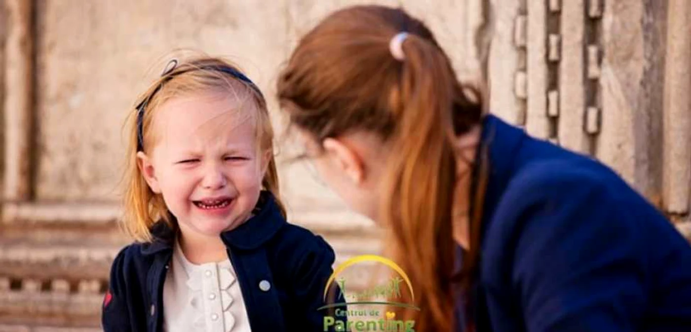 Atunci când dicutăm cu copilul este indicat să staţi la nivelul lui  Foto: centruldeparenting.ro