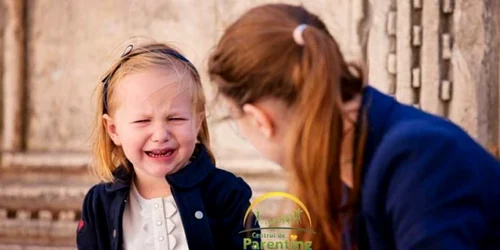 Atunci când dicutăm cu copilul este indicat să staţi la nivelul lui Foto