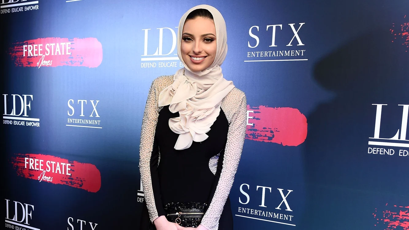 Tagouri apare în revistă purtând "hijab"