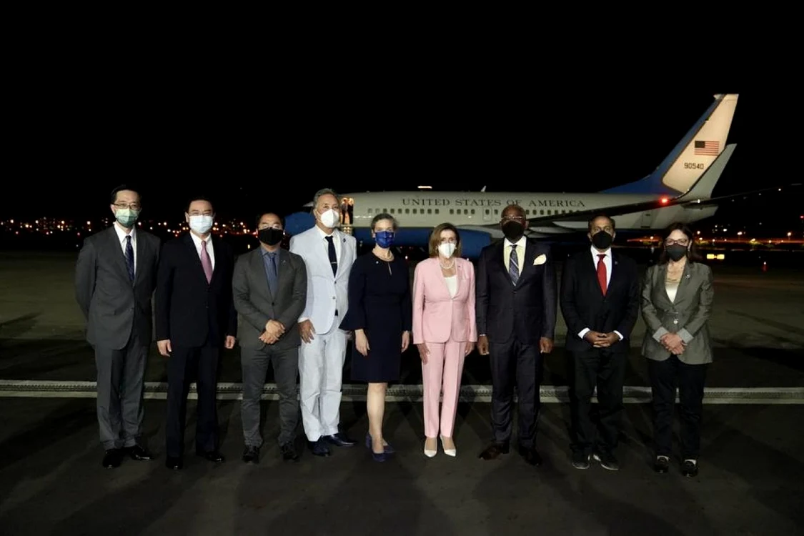 Nancy Pelosi (în centrul imaginii) pe aeroportul din Taipei FOTO EPA-EFE