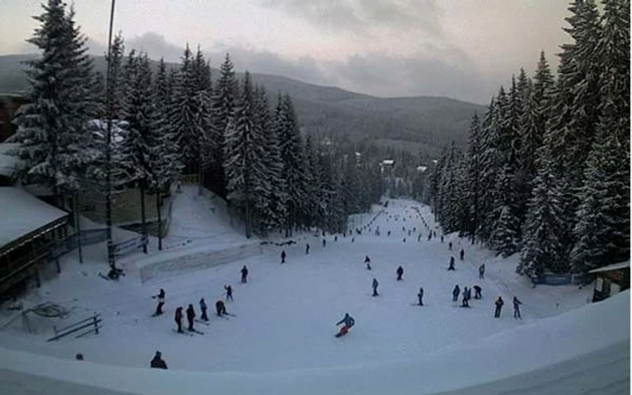 
    La munte a nins îndeajuns de mult încât să poţi schia în voie  