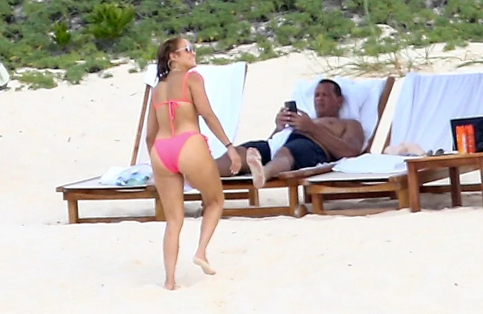 Jennifer Lopez și Alex Rodriguez au uitat comlet de pandemie și s-au refugiat pe o plajă pustie