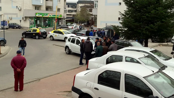 Mai mulţi lucrători din cadrul ALRO sosiţi din schimbul de noapte au aşteptat în faţa ITM Olt rezultatul discuţiilor FOTO: Alina Mitran