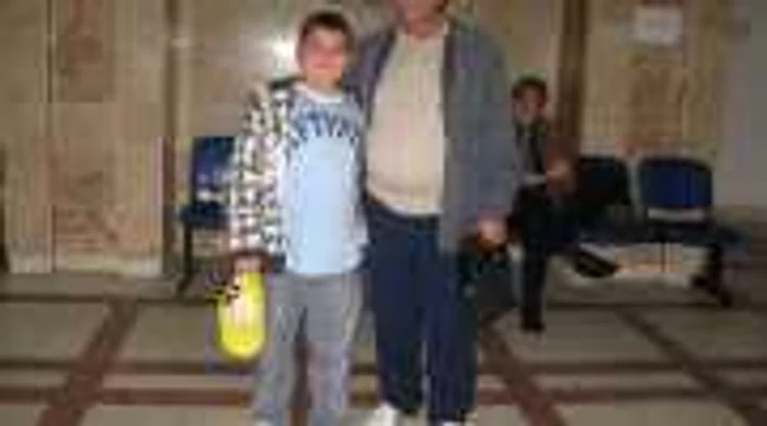Ilie şi bunicul său au venit astăzi să sărbătorească cei 10 ani de existenţă a transplantului renal