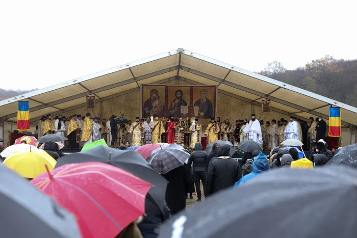 
    Nimai 300 de pelerini au participat la slujba de Sf. Andrei din comuna Ion Corvin, județul Constanțafoto: Inquam Photos  