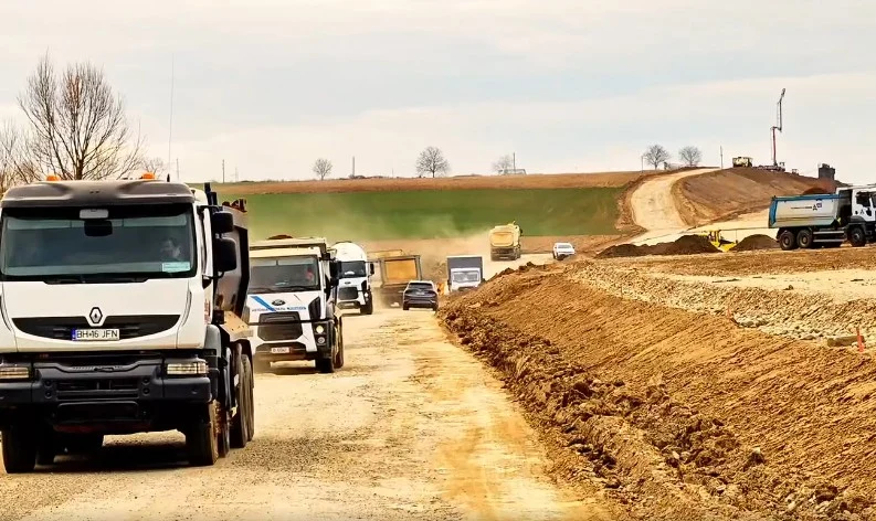 Primul strat de asfalt pe tronsonul Chiribiș–Biharia. Mobilizare masivă pe Autostrada Transilvania: sute de muncitori și utilaje accelerează lucrările